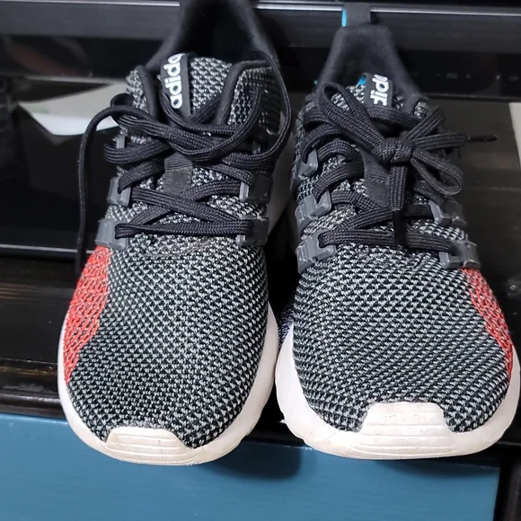 Adidas Questar Flow sneakers.  Size 6. (96) - Picture 2 of 5